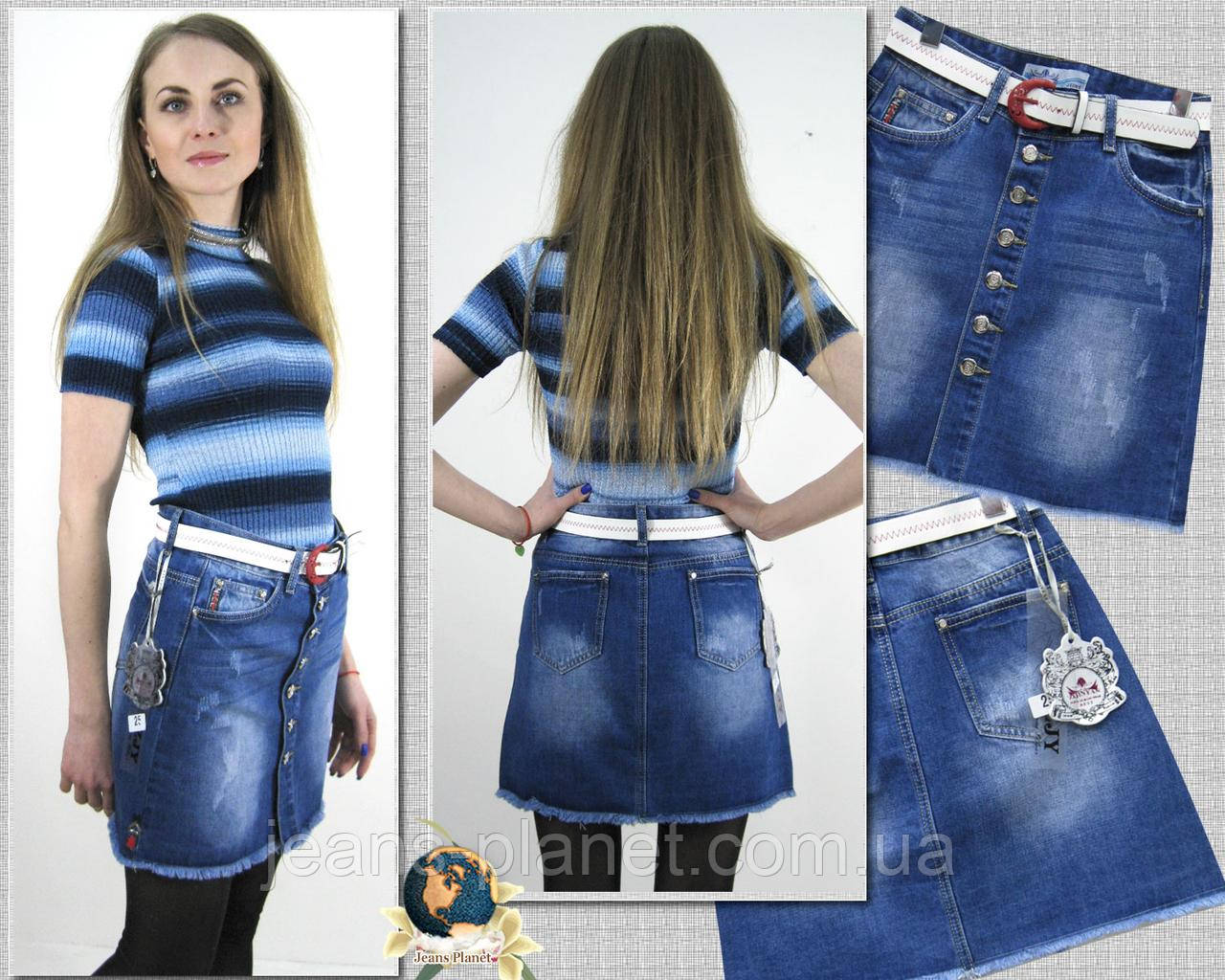 Модна коротка джинсова спідниця-трапеція на ґудзиках із ременем